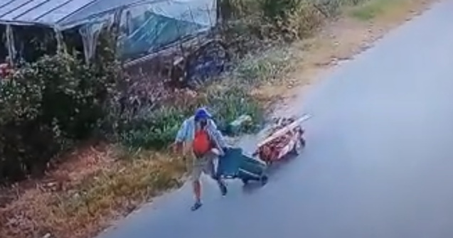 Bărbat surprins în timp ce își ducea tatăl mort la cimitir cu un căruț