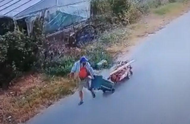 VIDEO Bărbat surprins în timp ce își ducea tatăl mort la cimitir cu un căruț de butelie