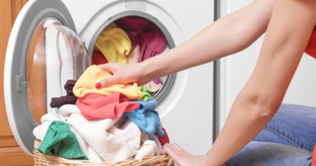 De ce este bine să pui o minge de tenis în mașina de spălat rufe