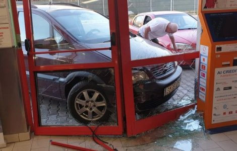 FOTO Un șofer din Galați a intrat cu mașina într-un magazin. Întâmplarea a ajuns subiect de glume pe Facebook