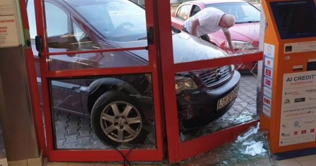 Un șofer a intrat cu mașina într-un magazin. Pățania a ajuns subiect de glume