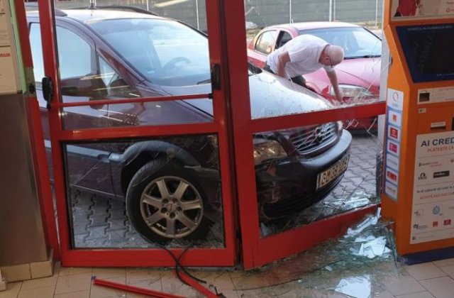 FOTO Un șofer din Galați a intrat cu mașina &icirc;ntr-un magazin. &Icirc;nt&acirc;mplarea a ajuns subiect de glume pe Facebook