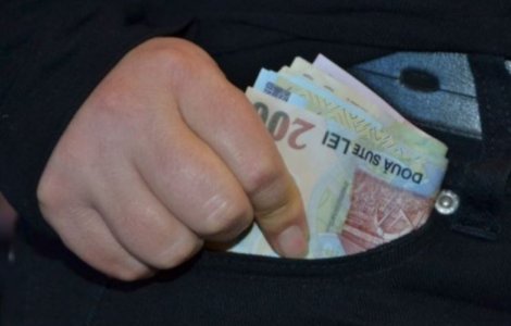 Polițist din București, reținut. Cerea 700 de euro șpagă pentru un permis auto