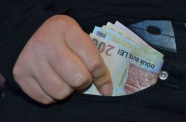 Polițist din București, reținut. Cerea 700 de euro șpagă pentru un permis auto