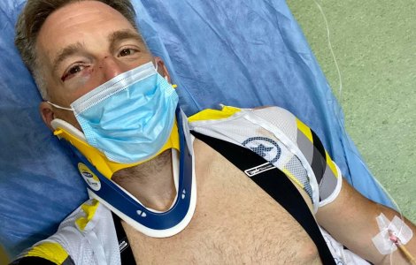 VIDEO Pilot de raliuri, șicanat și lovit în timp ce se deplasa cu bicicleta