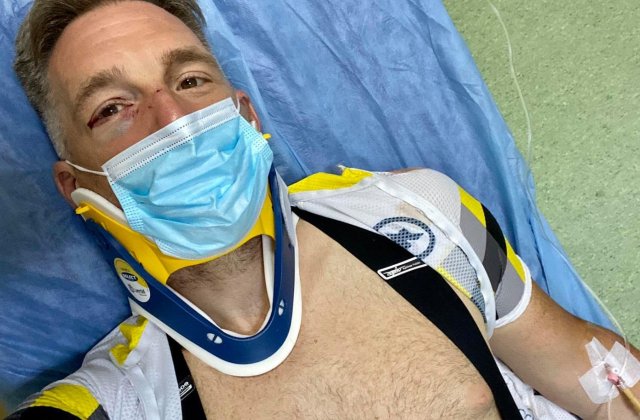 VIDEO Pilot de raliuri, șicanat și lovit în timp ce se deplasa cu bicicleta