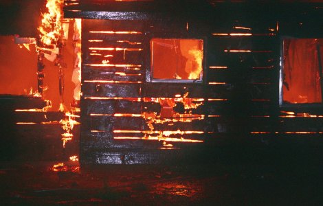 O bătrână a ars în propria casă din cauza unui aragaz lăsat nesupravegheat