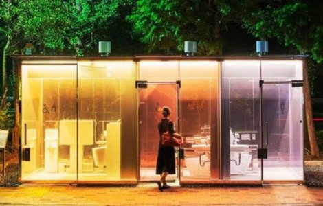 VIDEO Toaletele publice transparente din Tokyo. Motivul pentru care japonezii au apelat la acest design bizar