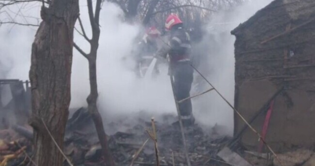 Au verificat o butelie cu bricheta și au ajuns la spital