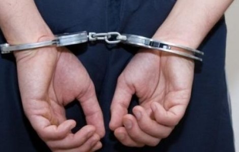 Arestat pentru agresiune sexuală, după ce a ridicat fusta unei tinere