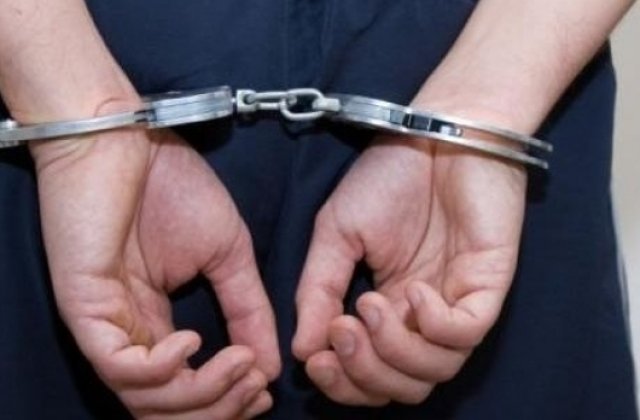 Arestat pentru agresiune sexuală, după ce a ridicat fusta unei tinere și a pipăit-o