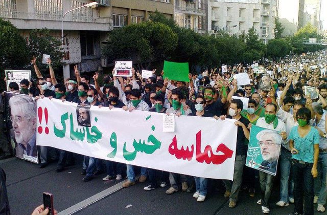 Trei opozanti ai lui Ahmadinejad, condamnati la moarte