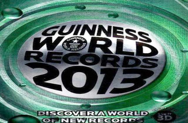 O carte minuscula, ilizibila cu ochiul liber, publicata in Japonia