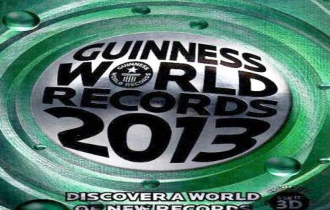 O carte minuscula, ilizibila cu ochiul liber, publicata in Japonia