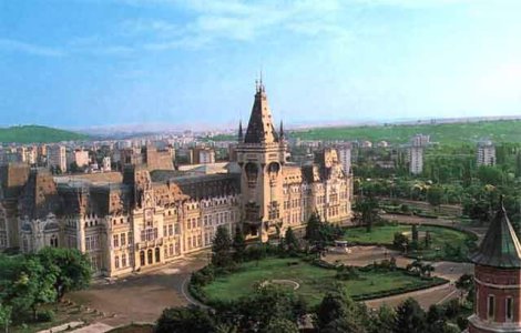 Accident la Iasi: Un tir a intrat intr-un tramvai