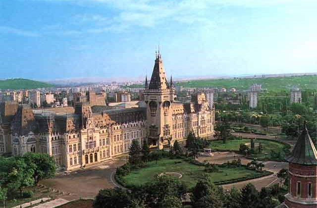 Accident la Iasi: Un tir a intrat intr-un tramvai