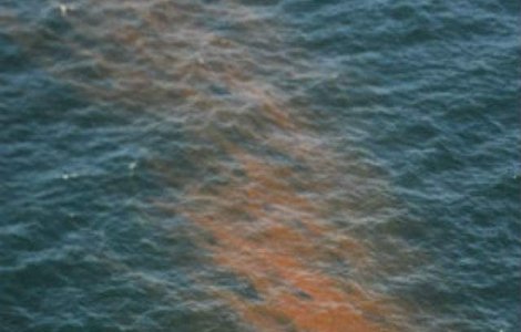 O pata de petrol se extinde pe litoralul ucrainean spre Romania