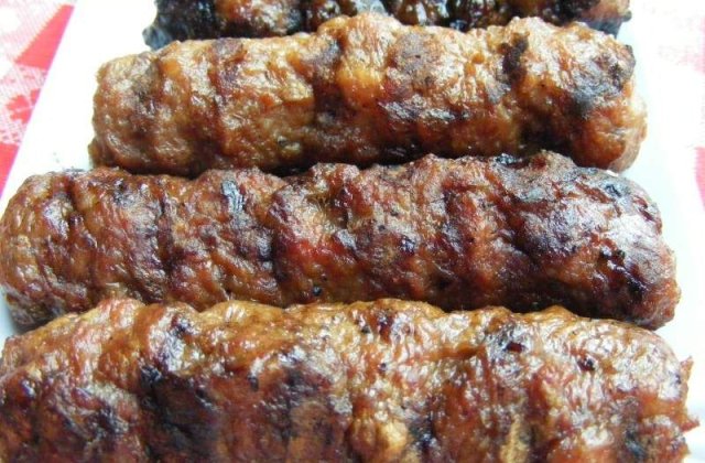 Nu, nu si micii! Carne de cal, gasita in pasta de mici
