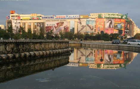 Bucuresti: Doua femei ranite de un panou publicitar cazut peste ele