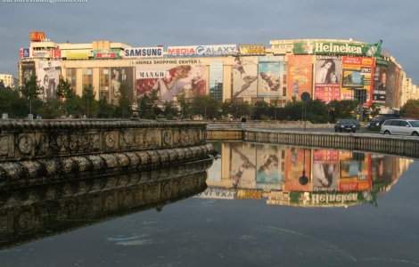 Bucuresti: Doua femei ranite de un panou publicitar cazut peste ele