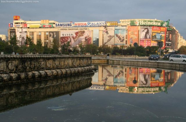 Bucuresti: Doua femei ranite de un panou publicitar cazut peste ele
