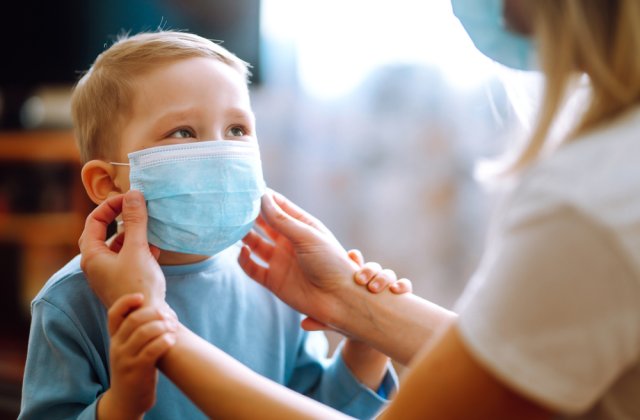 Profesorul Rafila propune utilizarea măștilor și în casă, atunci când copiii interacționează cu bunicii