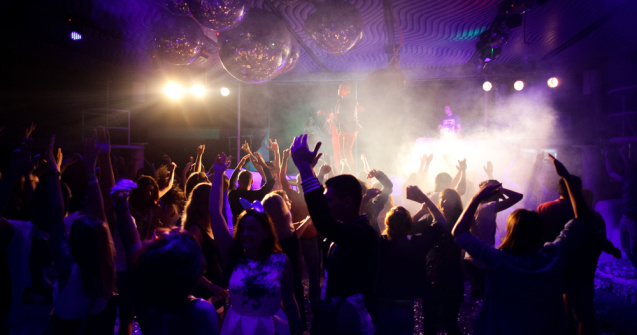 Mai multe persoane au murit în urma unui raid al poliţiei la un club de noapte