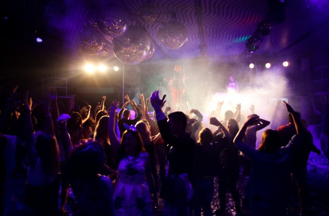 Cel puţin 13 persoane au murit &icirc;n urma unui raid al poliţiei la un club de noapte