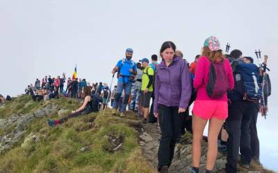 La coadă, pe munte: sute de...