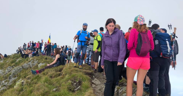 La coadă, pe munte: sute de oameni s-au înghesuit să urce pe Vârful Moldoveanu