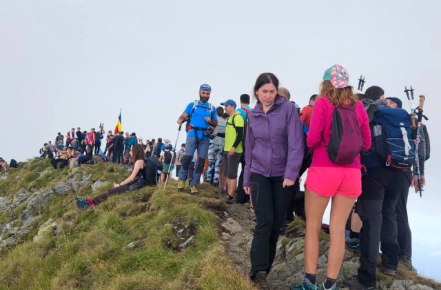 La coadă, pe munte: sute de oameni s-au &icirc;nghesuit să urce pe V&acirc;rful Moldoveanu