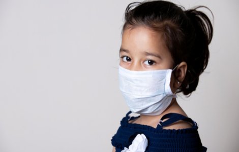 Mamă dată jos din avion pentru că fetița de doi ani nu a putut purta mască