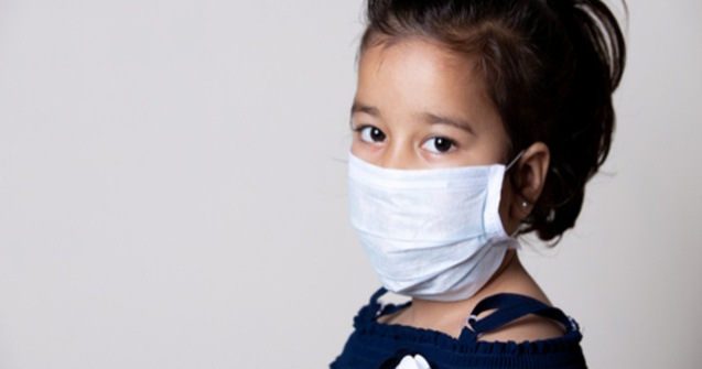 Mamă dată jos din avion pentru că fetița de doi ani nu a putut purta mască