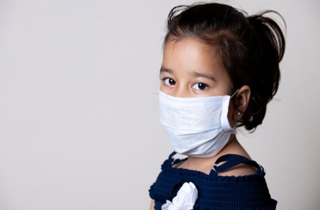 VIDEO Scandal la bordul unui avion. Mamă dată jos pentru că fetița de doi ani nu a putut purta mască