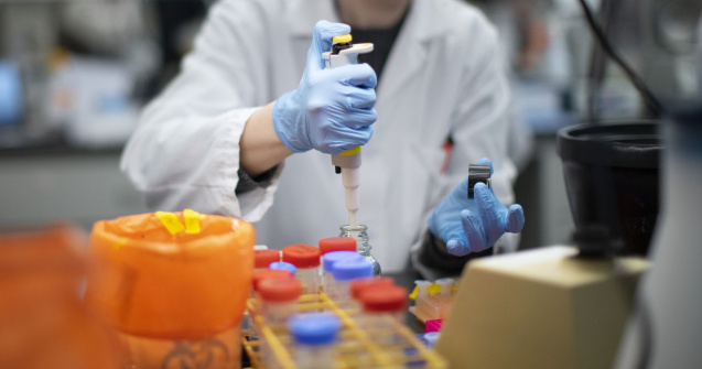 825 de noi cazuri de coronavirus. Primul deces înregistrat în cazul unui minor