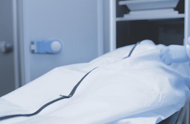 Declarată moartă, s-a trezit la viață înainte să fie îmbălsămată