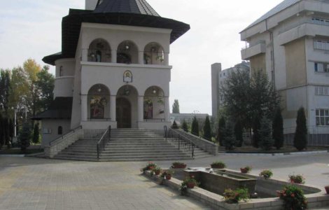 O infirmieră bolnavă de Covid a fugit din spital pentru a participa la slujbă