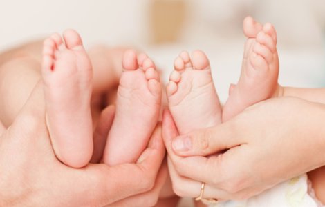 O femeie a născut gemeni cu tați diferiți. Cum a fost posibil