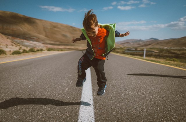 Cum să alegi împreună cu năzdrăvanul tău un cadou care să îi placă