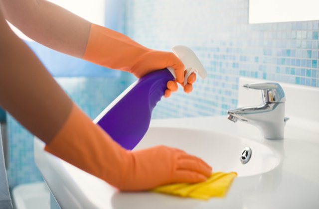 Trucul care te va ajuta să îți ții baia mereu curată. E gata în 30 de secunde