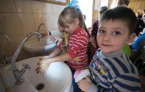 UNICEF: 1 din 4 școli nu are dotările minime pentru spălarea mâinilor