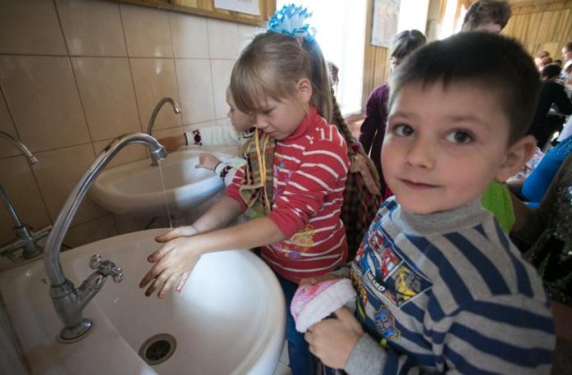 UNICEF: 1 din 4 școli din România nu avea dotările minime pentru spălarea mâinilor înainte de pandemie