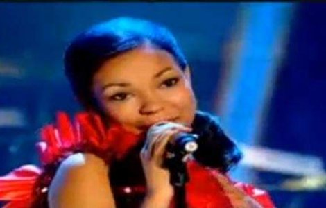 VIDEO: Fina lui Amy Winehouse uimeste Anglia cu vocea sa