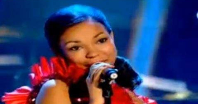 VIDEO: Fina lui Amy Winehouse uimeste Anglia cu vocea sa