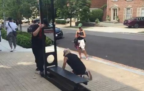 VIDEO Protest cu ghilotină în fața casei lui Jeff Bezos