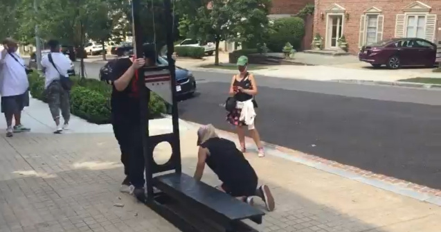 VIDEO Protest cu ghilotină în fața casei lui Jeff Bezos! Demonstranții cer salarii mai mari pentru angajații Amazon