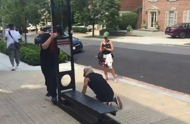 VIDEO Protest cu ghilotină în fața casei lui Jeff Bezos! Demonstranții cer salarii mai mari pentru angajații Amazon