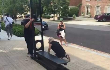 VIDEO Protest cu ghilotină în fața casei lui Jeff Bezos