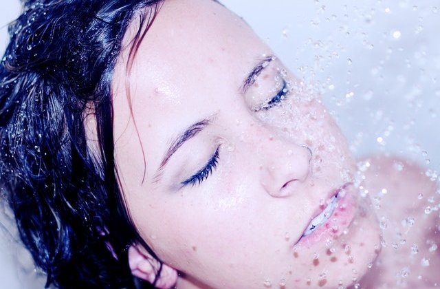 Dușurile reci: 5 beneficii incredibile pentru sănătate