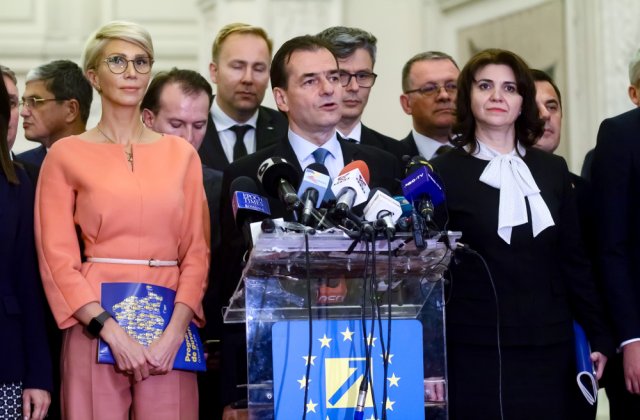Asociațiile Elevilor, plângere penală pe numele lui Orban, Anisie și Turcan pentru lipsa tabletelor și măștilor din școli